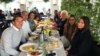Walaupun jauh dari rumah, saat memiliki waktu luang Ezra menyempatkan diri untuk pulang ke Amsterdam, Belanda. Ikut merayakan ulang tahun pernikahan kakek dan neneknya, Ezra bahagia saat makan bersama. Foto: Instagram/ezrawalian