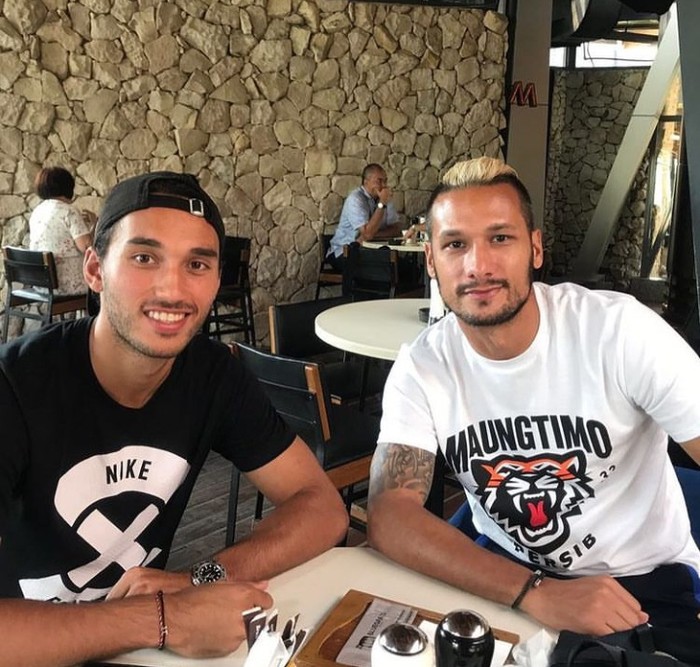 Ezra Walian Bela Indonesia dan Hobi Makan Nasi Padang