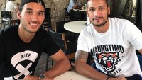 Akrab dengan seniornya, Ezra menikmati waktu dengan hangout bersama. Pergi ke kafe bersama Raphael Maitimo, Ezra memesan makanan yang lezat. Foto: Instagram/ezrawalian