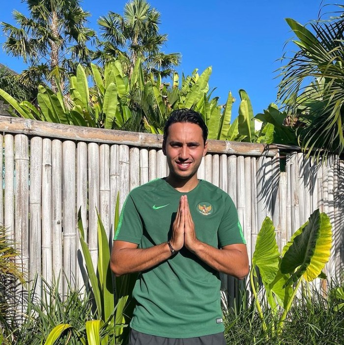 Galeri Ezra Walian Ezra Walian Bela Indonesia dan Hobi Makan Nasi Padang