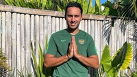 Menjadi salah satu yang diturunkan pada kejuaraan AFF 2020, Ezra Walian tengah disoroti. Parasnya yang tampan, pria asal Belanda ini memiliki kemampuan sepak bola yang begitu keren. Foto: Instagram/ezrawalian