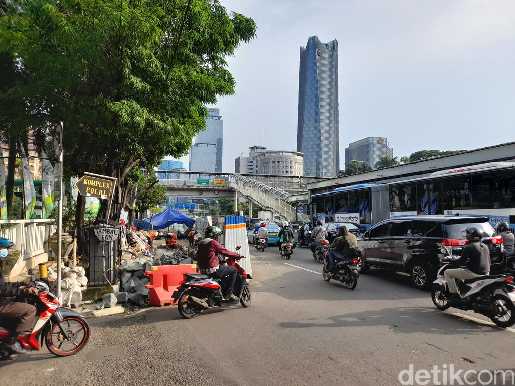 Galian di Jl Jenderal Gatot Subroto, Jakarta Selatan, 29 Desember 2021. (Marteen Ronaldo Pakpahan/detikcom)