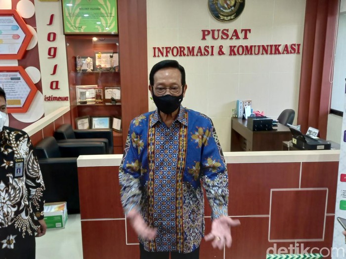 Gubernur DIY Sri Sultan HB X di kantor BPK Perwakilan Yogyakarta, Rabu (29/12/2021).