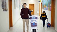 Kenalkan Hassan, Guru di Gaza yang Ciptakan Robot untuk Belajar