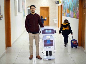 Kenalkan Hassan, Guru di Gaza yang Ciptakan Robot untuk Belajar