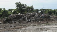 Puing-puing batu hingga sampah berserakan di sekitar lokasi.