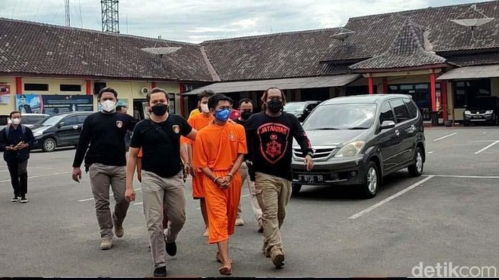 Polisi menangkap pria berinisial MUS (27). Pria asal Blora, Jawa Tengah ini nekat menculik dan menyekap istrinya sendiri.