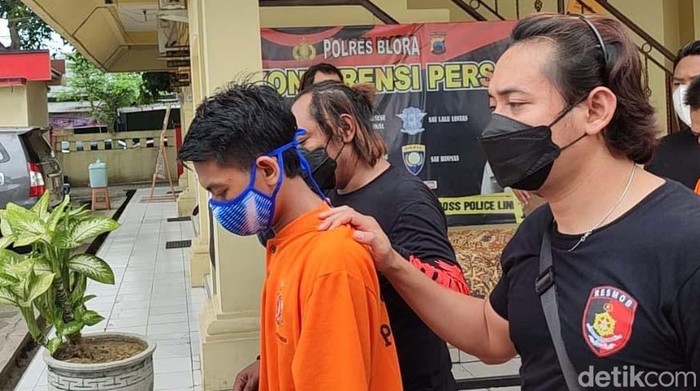 Polisi menangkap pria berinisial MUS (27). Pria asal Blora, Jawa Tengah ini nekat menculik dan menyekap istrinya sendiri.