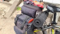 Begini perbekalan mereka saat melakukan touring seperti yang tampak dari tas pannier di sisi kiri dan kanan sepeda.