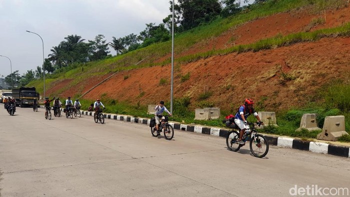 Sejumlah pesepeda Bandung Raya menggowes sepedanya menuju Yogyakarta dalam rangka menyambut tahun baru. Salah satu area yang dilintasi adalah Kabupaten Sumedang