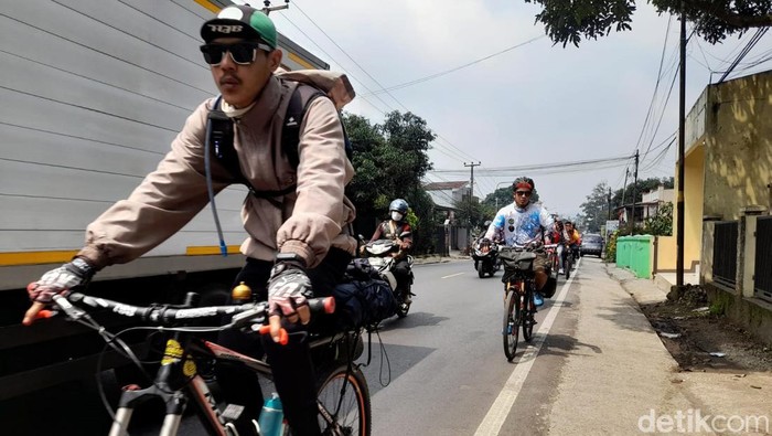 Sejumlah pesepeda Bandung Raya menggowes sepedanya menuju Yogyakarta dalam rangka menyambut tahun baru. Salah satu area yang dilintasi adalah Kabupaten Sumedang