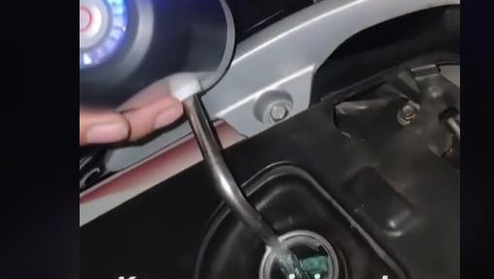 Isi bensin pakai pompa elektrik galon