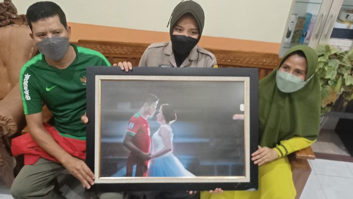 Istri dan keluarga bek tengah kepercayaan Shin Tae-yong di timnas Indonesia, Fachruddin Wahyudi Aryanto