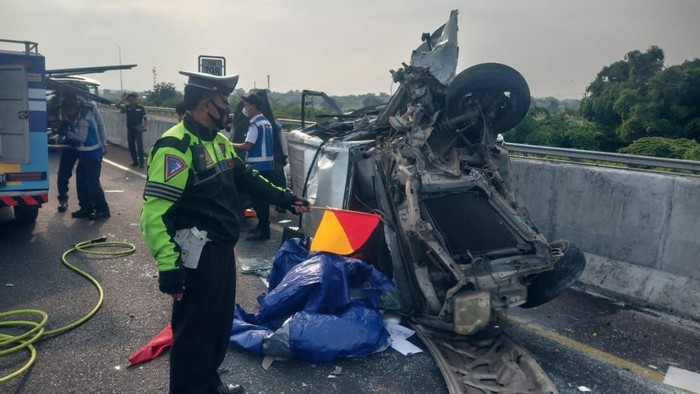 Mobil yang ditumpangi relawan kemanusiaan erupsi Gunung Semeru mengalami kecelakaan di Tol Gempol-Pasuruan. Seorang relawan meninggal dunia dalam kecelakaan itu.