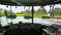 Awalnya kolam renang itu hanya digunakan untuk mempercantik tampilan saja. Tapi karena banyak permintaan untuk berenang dari pelanggan yang membawa anak kecil, maka dibuka untuk pelanggan yang ingin sekaligus berenang. Kafe ini juga menyediakan fasilitas ruang bilas dan ruang ganti.