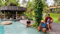 Selain adanya pohon-pohon yang membuat suasana Kelapa Muda Ubud ini asri, terdapat juga hamparan sawah yang luas. Kamu bisa memilih tempat yang jaraknya dekat dengan sawah, sehingga bisa kamu jadikan tempat untuk melepas penat. Kafe ini juga memiliki suasana yang tenang karena jauh dari jalan raya.