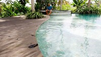 Karena kafe ini tak hanya ditujukan anak muda, tapi juga untuk orang dewasa dan keluarga yang membawa anak kecil, Kelapa Muda Ubud menghadirkan kolam renang. Kolam renangnya berada di tengah-tengah kafe dan cukup luas.