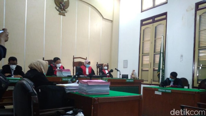 Kepsek salah satu SD swasta sekaligus pendeta di Medan, BS, divonis 10 tahun penjara. Dia terbukti bersalah melakukan perbuatan cabul terhadap siswinya. (Datuk Haris/detikcom)