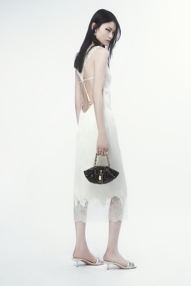 Fashion show koleksi terbaru Givenchy Pre-Fall 2022. Foto: Courtesy of Givenchy.