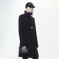 Fashion show koleksi terbaru Givenchy Pre-Fall 2022. Foto: Courtesy of Givenchy.