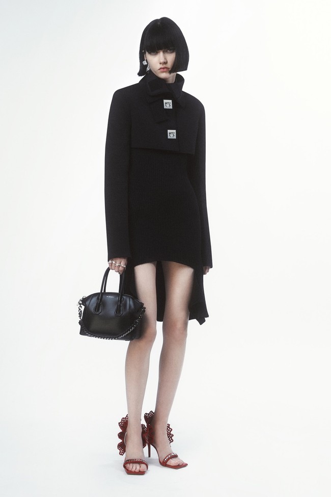 Fashion show koleksi terbaru Givenchy Pre-Fall 2022. Foto: Courtesy of Givenchy.
