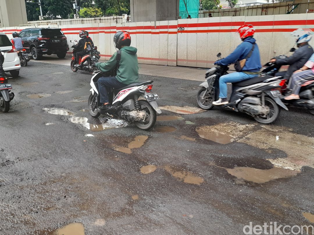 Kondisi Jl HR Rasuna Said, Jakarta Selatan, 29 Desember 2021, siang. (Marteen Ronaldo Pakpahan/detikcom)