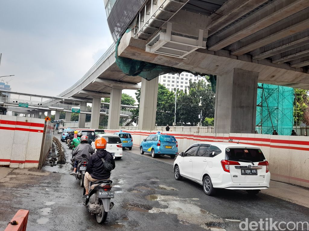 Kondisi Jl HR Rasuna Said, Jakarta Selatan, 29 Desember 2021, siang. (Marteen Ronaldo Pakpahan/detikcom)