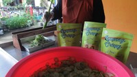 Kripik lompong kemudian dipasarkan dengan harga Rp10 ribu hingga Rp20 ribu per bungkus. 