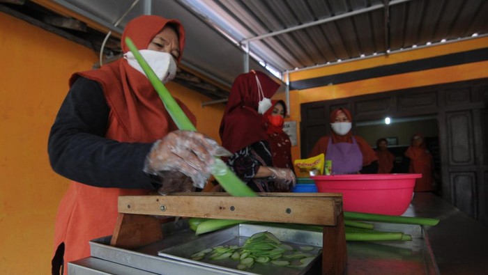 Seorang ibu memotong batang daun tanaman lompong di Sawit, Gantiwarno, Klaten, Jawa Tengah, Selasa (28/12/2021). Kelompok wanita tani setempat memanfaatkan tanaman lompong yang tumbuh liar untuk diolah menjadi keripik dan memiliki nilai ekonomi yang kemudian pasarkan dengan harga Rp10 ribu hingga Rp20 ribu per bungkus, ANTARA FOTO/Aloysius Jarot Nugroho/tom.