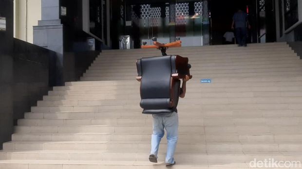 Kursi pimpinan DPRD Pekanbaru dikembalikan vendor (Raja Adil Siregar/detikcom)