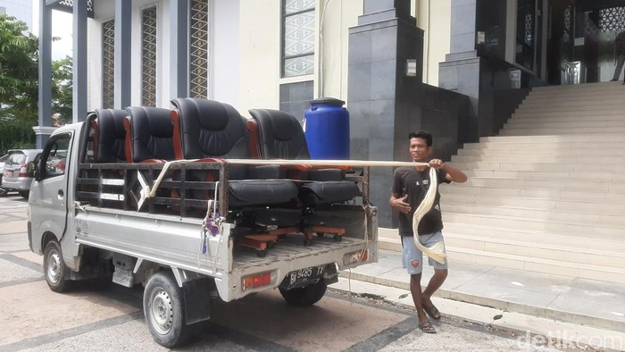 Kursi pimpinan DPRD Pekanbaru dikembalikan vendor (Raja Adil Siregar/detikcom)