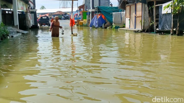 Banjir merendam kawasan Lamongan, Jawa Timur. Banjir terjadi akibat meluapnya Sungai Bengawan Njero.