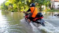 Abu Sofyan, salah seorang warga Desa Kemlagi Lor kepada wartawan bahwa banjir yang terjadi di kawasan Bengawan Njero karena tingginya intensitas hujan dan air kiriman dari daerah selatan Lamongan. Sehingga sungai tak mampu menampung.