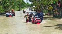 Abu menyebut, banyak kendaraan yang terpaksa didorong karena kesulitan melintasi kawasan banjir.