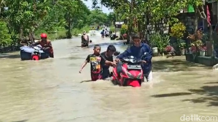 Lamongan Terendam Banjir Imbas Luapan Sungai Bengawan Njero Banjir merendam kawasan Lamongan, Jawa Timur. Banjir terjadi akibat meluapnya Sungai Bengawan Njero.