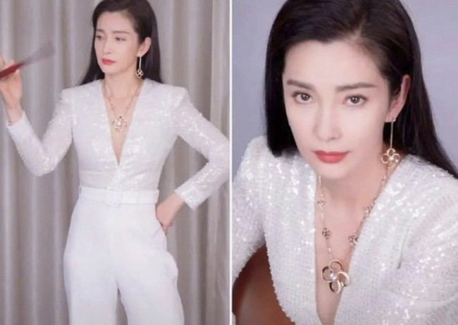 Baru-baru ini Li BIngbing tampil dengan busana serba putih, yang bikin orang salah fokus. Dia memakai blouse putih dengan belahan dada yang rendah. Foto: dok. DouYin