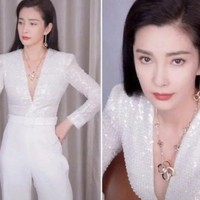 Baru-baru ini Li BIngbing tampil dengan busana serba putih, yang bikin orang salah fokus. Dia memakai blouse putih dengan belahan dada yang rendah. Foto: dok. DouYin