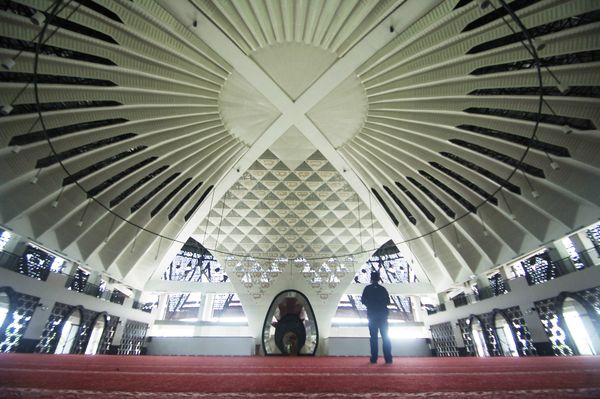 Jamaah berada di dalam Masjid Raya Sumatera Barat. ANTARA FOTOIggoy el Fitraedpd15