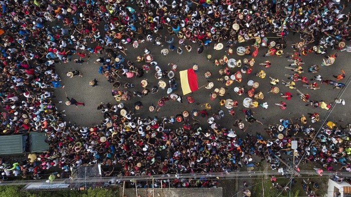 Menari dan Bernyanyi Merayakan Hari Tak Bersalah di Venezuela Orang-orang mengambil bagian dalam perayaan Hari Suci Tak Bersalah di Caucagua, Venezuela, Selasa, 28 Desember 2021. Warga merayakan variasi hari raya itu dengan mengenakan pakaian tua, mengecat wajah mereka hitam dan lidah merah. Tradisi berusia lebih dari 200 tahun adalah hari nyanyian, tarian, dan lelucon. (Foto AP/Matias Delacroix)