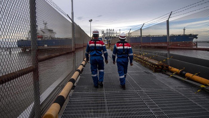 MENGEMBALIKAN KEJAYAAN BLOK ROKAN Pekerja PT Pertamina Hulu Rokan (PHR) berjalan menuju dermaga untuk mengecek proses pengapalan lifting minyak mentah produksi PHR di Dumai Terminal Oil Wharf, Dumai, Riau.