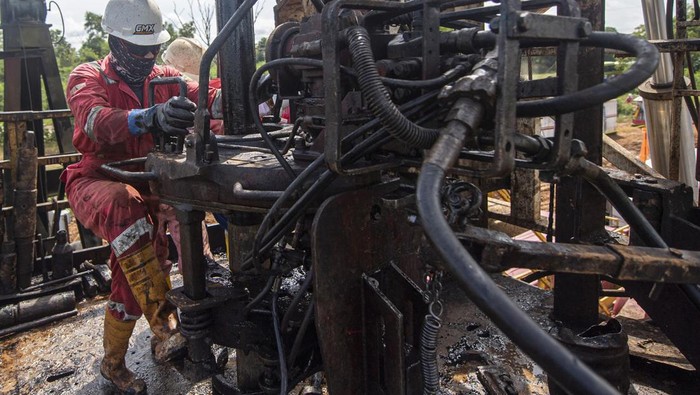 MENGEMBALIKAN KEJAYAAN BLOK ROKAN Pekerja PT Pertamina Hulu Rokan melakukan perawatan sumur di Rig ATS 2517 di Duri Steam Flood (DSF) Field Duri, Blok Rokan, Bengkalis, Riau.