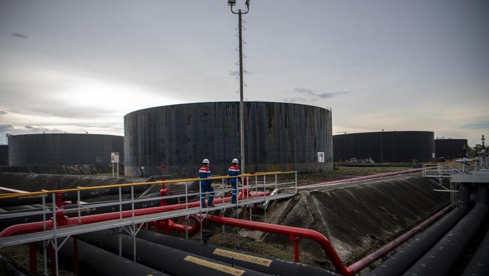 Pekerja PT Pertamina Hulu Rokan melakukan perawatan sumur di Rig ATS 2517 di Duri Steam Flood (DSF) Field Duri, Blok Rokan, Bengkalis, Riau.