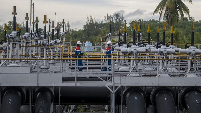 Pekerja PT Pertamina Hulu Rokan melakukan perawatan sumur di Rig ATS 2517 di Duri Steam Flood (DSF) Field Duri, Blok Rokan, Bengkalis, Riau.