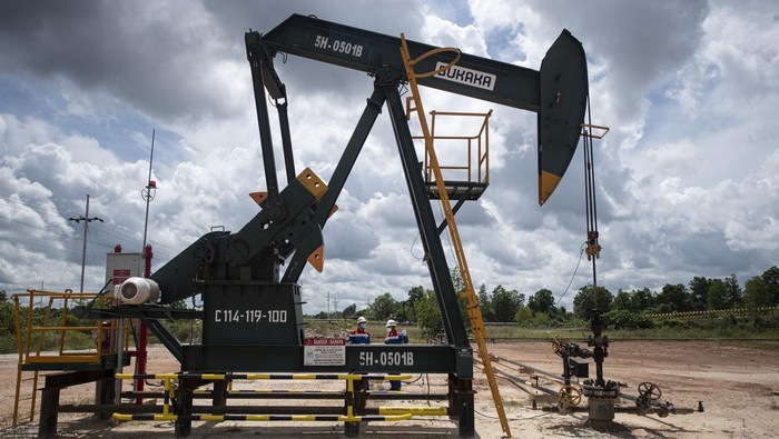 MENGEMBALIKAN KEJAYAAN BLOK ROKAN Pekerja PT Pertamina Hulu Rokan melakukan perawatan sumur di Rig ATS 2517 di Duri Steam Flood (DSF) Field Duri, Blok Rokan, Bengkalis, Riau.