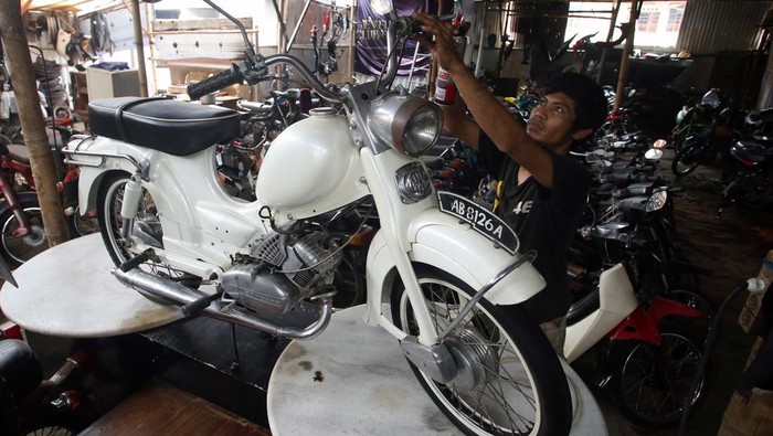Meraup Cuan dari Bisnis Restorasi Motor Jadul Pekerja melakukan penggantian suku cadang motor antik yang sedang direstorasi di Galeri Motor Jadul Pondok Cabe, Tangerang, Selatan, Banten, Selasa (28/12/2021). Motor antik tahun 1950-an hingga 1980-an yang sudah direstorasi itu kemudian dijual dengan harga Rp3 juta hingga Rp150 juta. ANTARA FOTO/Muhammad Iqbal/tom.
