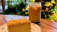 Puas makan yang gurih-gurih, coba Signature Pandan Coffee (Rp 44 ribu) dan Mocca Nougat Cake (Rp 38 ribu) di sini.
