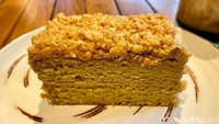 Cake jadul yang lembap dan lembut ini menghadirkan rasa mocca yang nikmat. Nougatnya juga enak karena tak terlalu manis. 