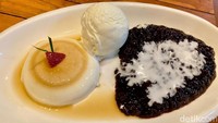 Kalau mau yang agak beda, cobalah Caramel Pudding (Rp 38 ribu) di sini. Puding caramel yang lembut manis disajikan bersama ketan item dan es krim vanilla. 