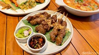 Berbagai menu nusantara, Asia, hingga Barat di Michaels Garden sayang dilewatkan. Pas banget untuk jadi santapan bersama keluarga atau teman-teman!
