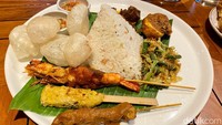 Kalau mau menu yang lengkap, cicip saja Paket Nasi Bali Daging (Rp 88 ribu). Isiannya ada nasi kecombrang, daging bumbu bali, udang jimbaran, sate lilit, sate ayam, urap bali, sambal matah, dan kerupuk kulit dalam satu piring. Super lengkap!